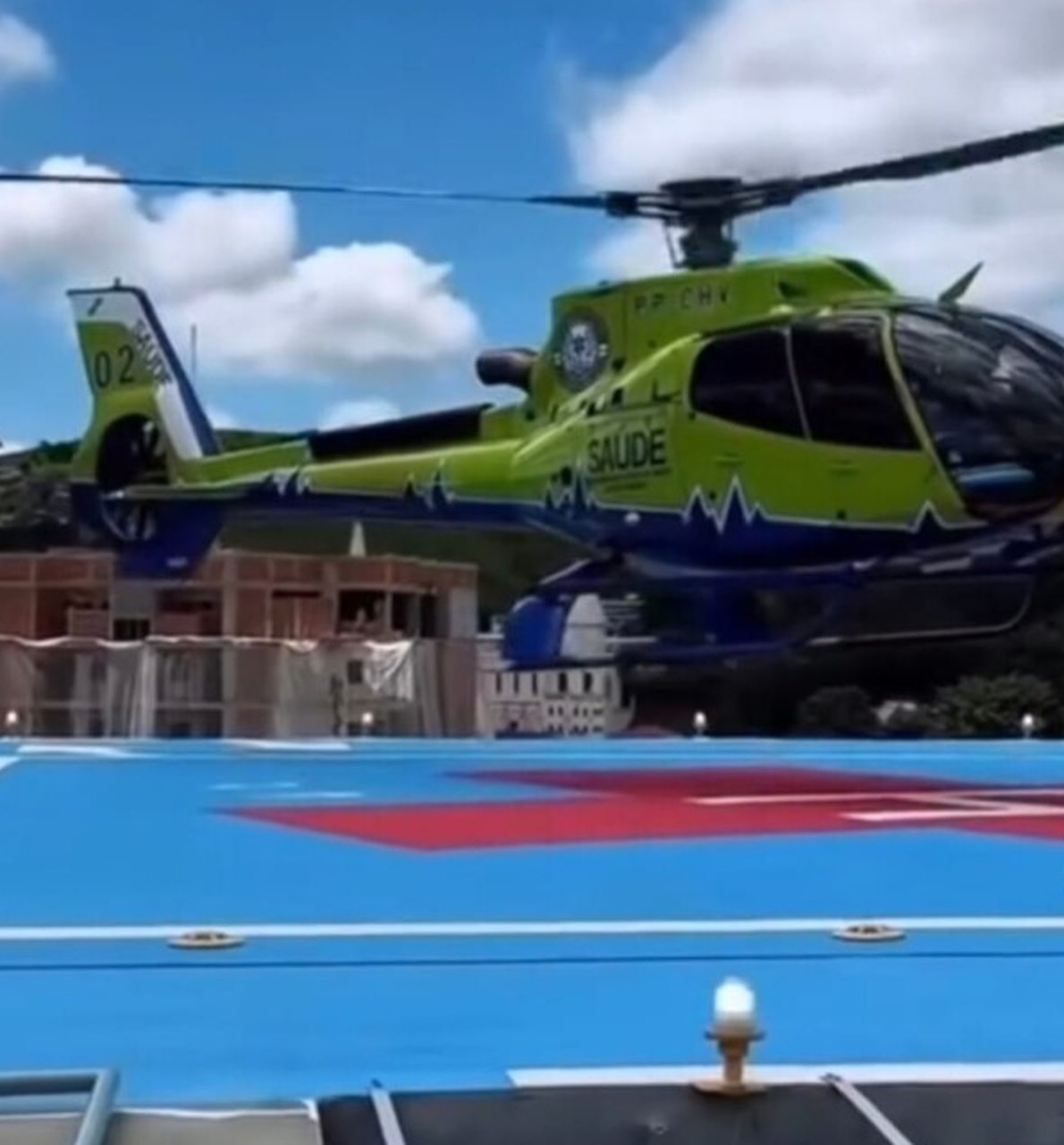 Heliponto do Hospital São Vicente de Paulo, com a cruz vermelha pintada no piso e o helicóptero de resgate